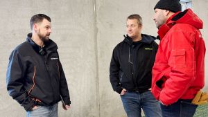 Roger Neergård, prosjektleder Steinar Myhre AS, Jan Erik Hogstad, daglig leder Steinar Myhre AS og Kjetil Olsen, produktleder Fjøssystemer Gruppen. Snåsa, januar 2025
