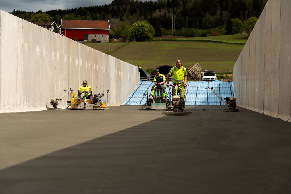 Pussing av betong i plansilo hos Ellef André Lynne på Gran. Mai 2025.