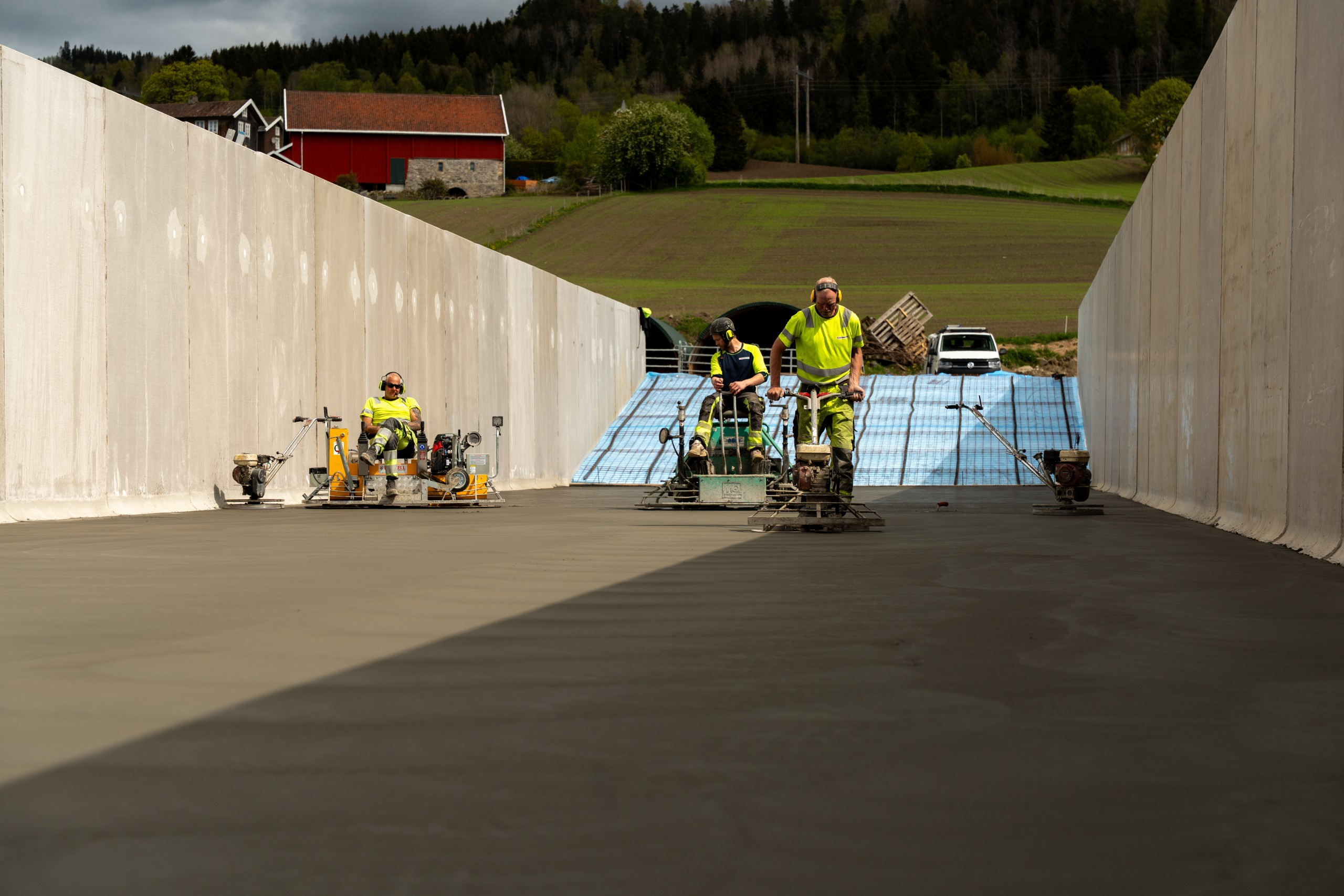 Pussing av betong i plansilo hos Ellef André Lynne på Gran. Mai 2025.