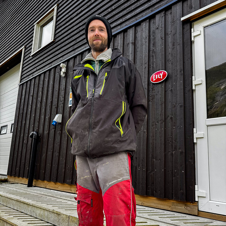 Melkebonde Knut Fredrik Nes i Veitastrond. Lustere kommune, 2025.